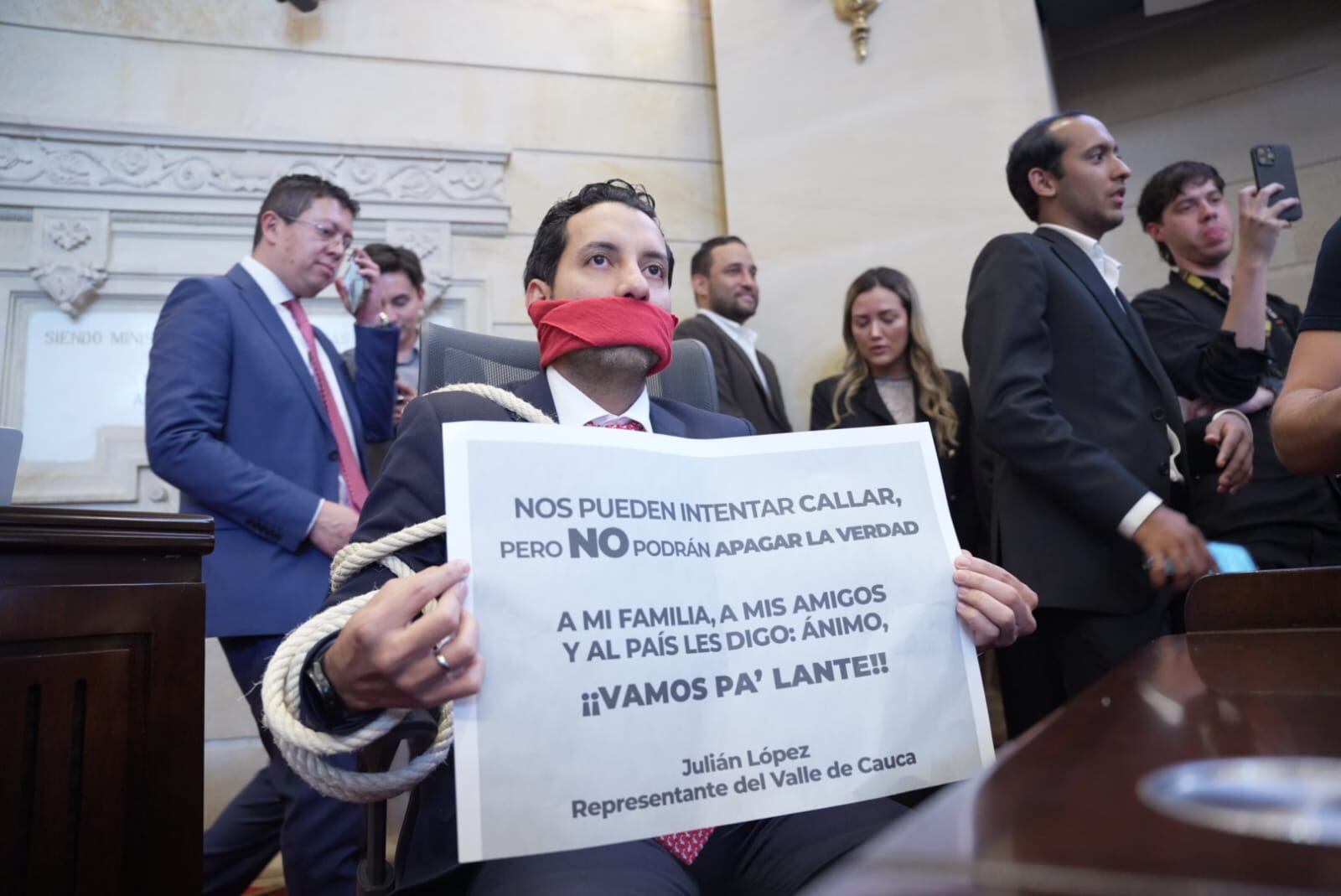 El representante a la Cámara, Julián López, protesta por investigación del partido de La U.