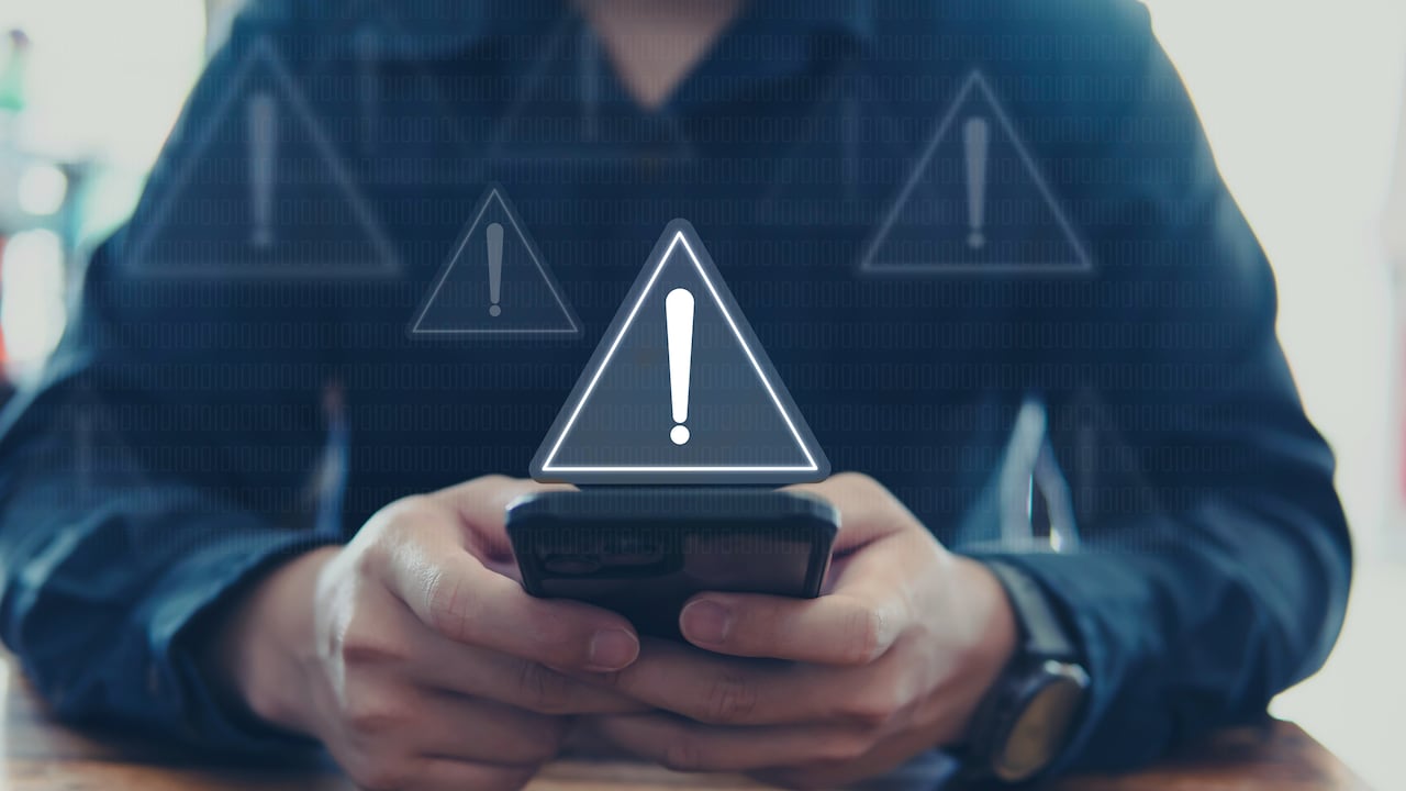 Es fundamental tener el dispositivo actualizado correctamente para evitar caer en manos de los delincuentes.