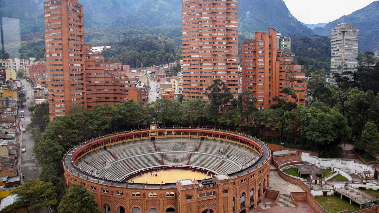 Torres del Parque: este conjunto residencial, diseñado por el arquitecto Rogelio Salmona y ubicado en el barrio La Macarena de Bogotá, es considerada una de las grandes obras de urbanismo del país, pues fue pensado para integrarse a su entorno, donde se encuentran la Plaza de Toros La Santamaría y el Parque de la Independencia. Foto: León Darío Pelaez / Semana.