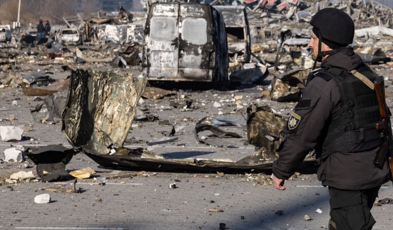 Un miembro de la fuerza publica ucraniana, camina por las calles destruidas de Kiev