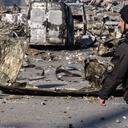 Un miembro de la fuerza publica ucraniana, camina por las calles destruidas de Kiev