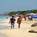El exceso de turistas viene generando impactos negativos en el ecosistema de Playa Blanca en Cartagena. Foto: David Shankbone/Wikipedia.