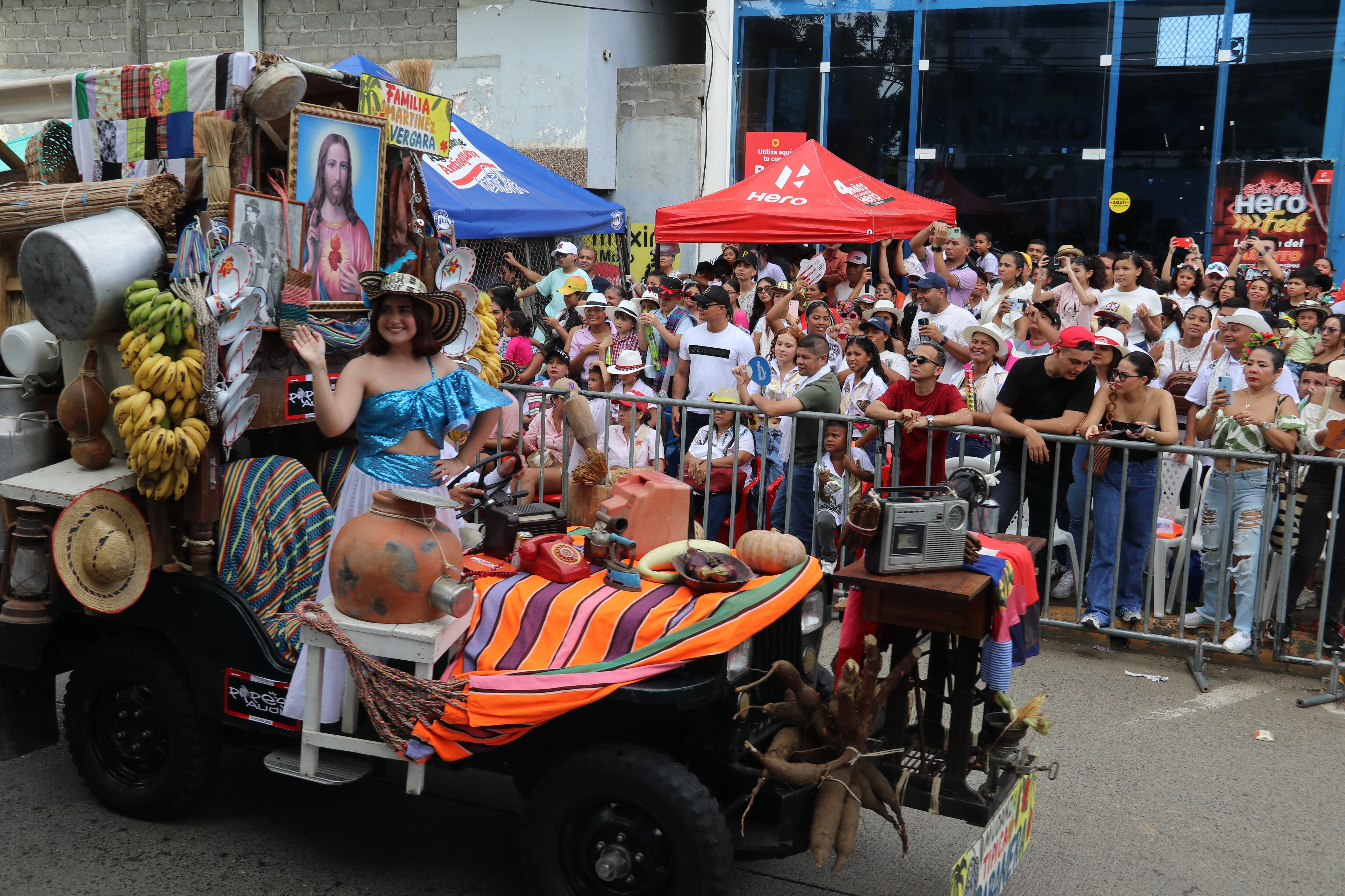 Desfile de carrozas reales durante la Feria Nacional de la Ganadería en Montería, Córdoba.