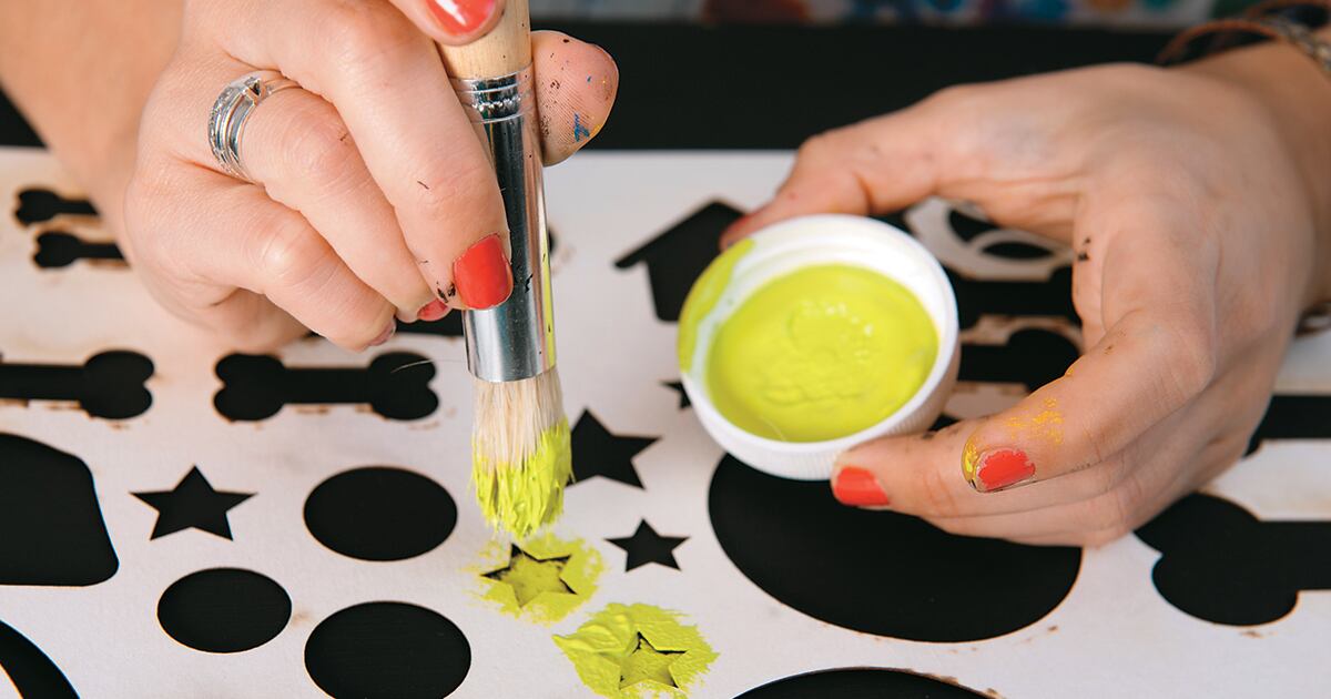 Utilizando las plantillas y un pincel, o una brocha gruesa, comienza a estampar en el baúl las diferentes siluetas. 