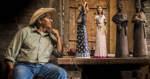 Álvaro de la Cruz lleva 36 años diseñando catrinas en el pueblo de Capula.