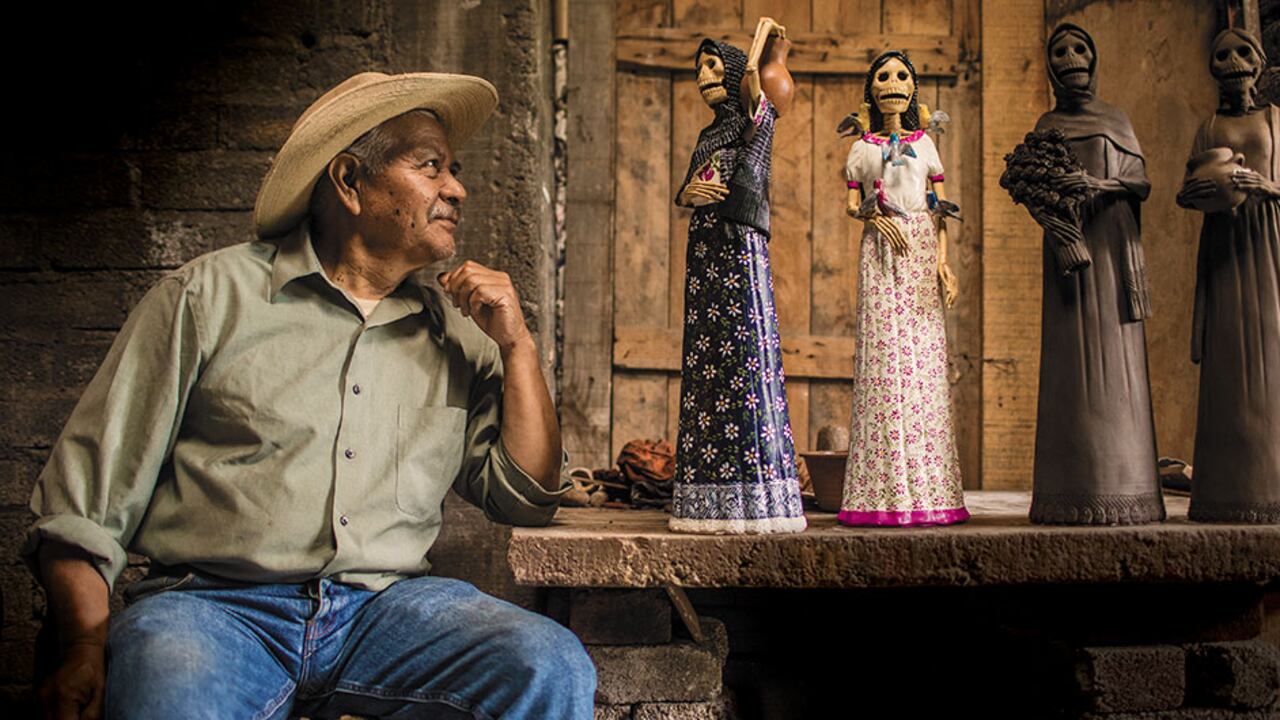 Álvaro de la Cruz lleva 36 años diseñando catrinas en el pueblo de Capula.