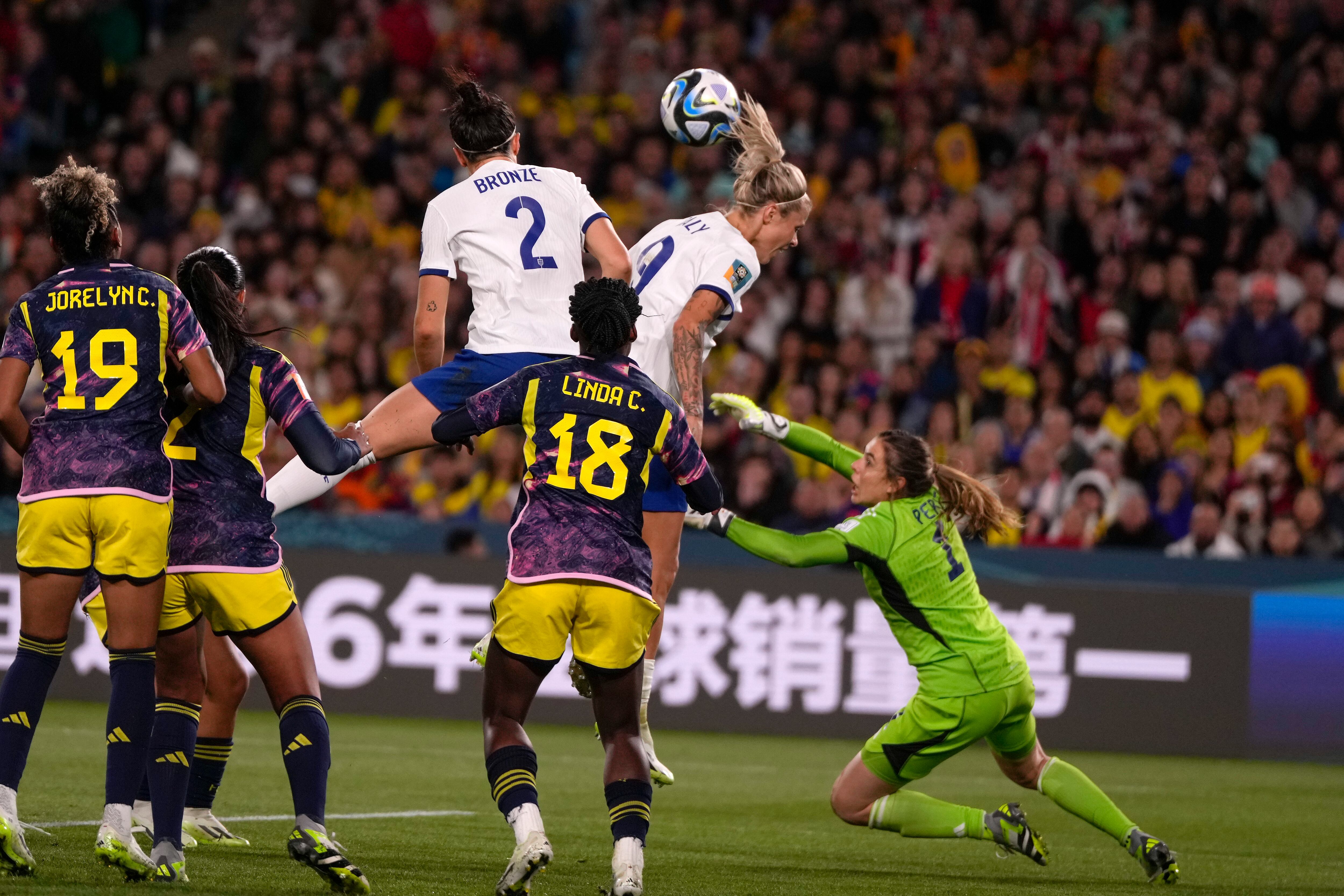 Rachel Daly de Inglaterra salta por el balón junto a la portera de Colombia Catalina Pérez durante el partido de cuartos de final de la Copa Mundial Femenina de fútbol entre Inglaterra y Colombia en el Estadio Australia en Sydney, Australia, el sábado 12 de agosto de 2023. (Foto AP/Mark Baker)