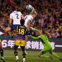 Rachel Daly de Inglaterra salta por el balón junto a la portera de Colombia Catalina Pérez durante el partido de cuartos de final de la Copa Mundial Femenina de fútbol entre Inglaterra y Colombia en el Estadio Australia en Sydney, Australia, el sábado 12 de agosto de 2023. (Foto AP/Mark Baker)