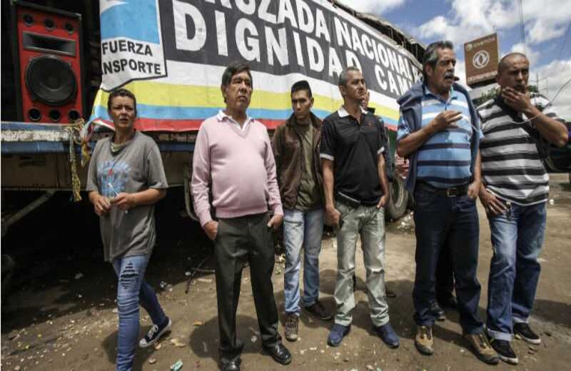 Los camioneros adelantan la protesta en la entrada suroccidental de Bogotá. Foto: Carlos Julio Martínez.   