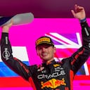 El piloto de Red Bull Max Verstappen de Países Bajos celebra en el podio después de ganar la carrera de autos del Gran Premio de Fórmula Uno de Qatar en el Circuito Internacional de Lusail, en Lusail, Qatar, el domingo 8 de octubre de 2023. (Foto AP/Darko Bandic)