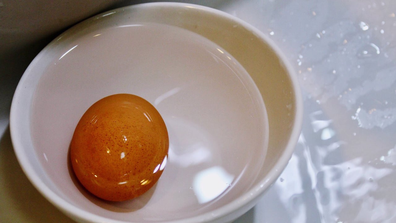 El huevo y agua son dos elementos que pueden ser usados para atraer la abundancia.