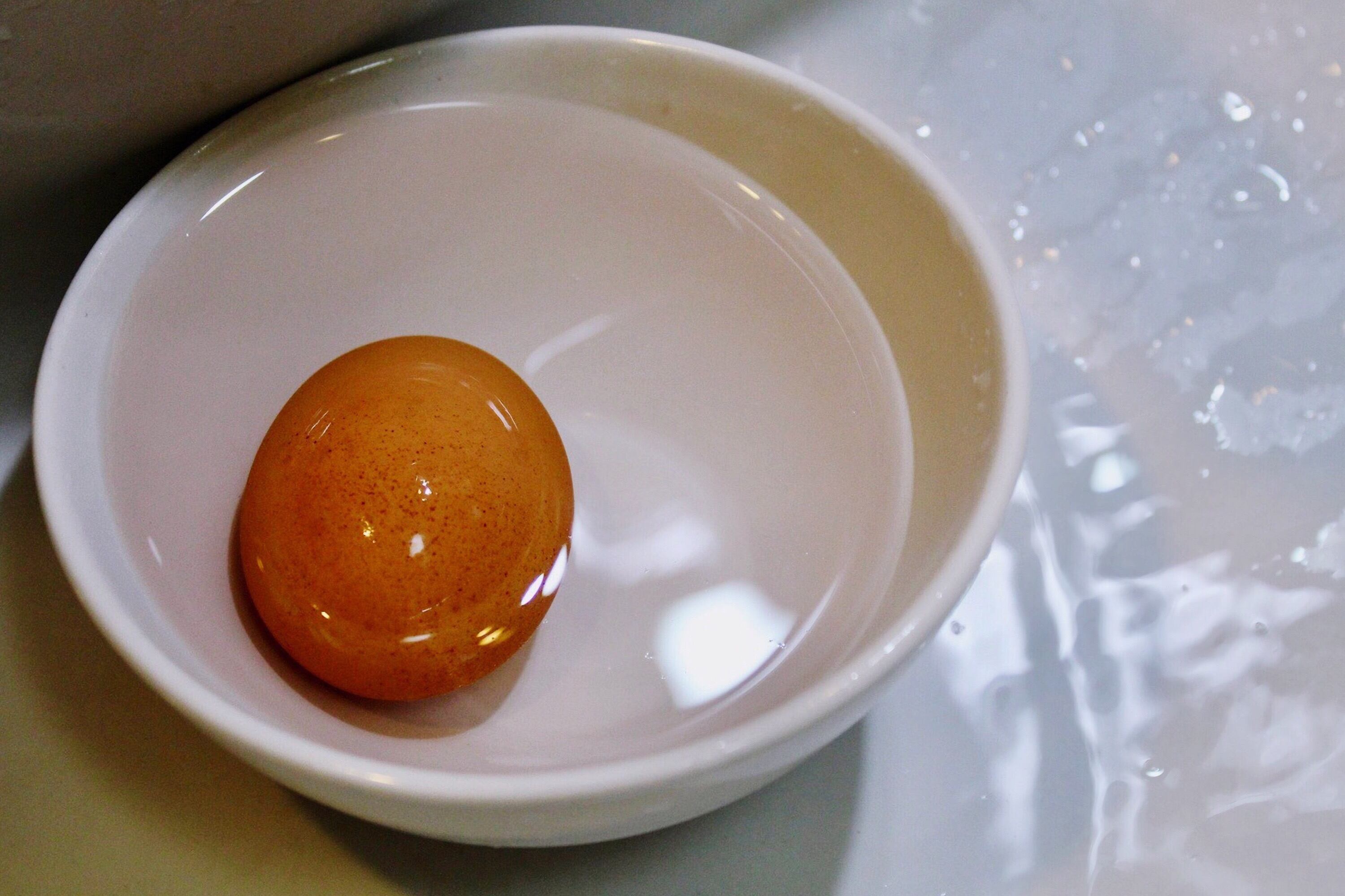 El huevo y agua son dos elementos que pueden ser usados para atraer la abundancia.