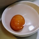 El huevo y agua son dos elementos que pueden ser usados para atraer la abundancia.