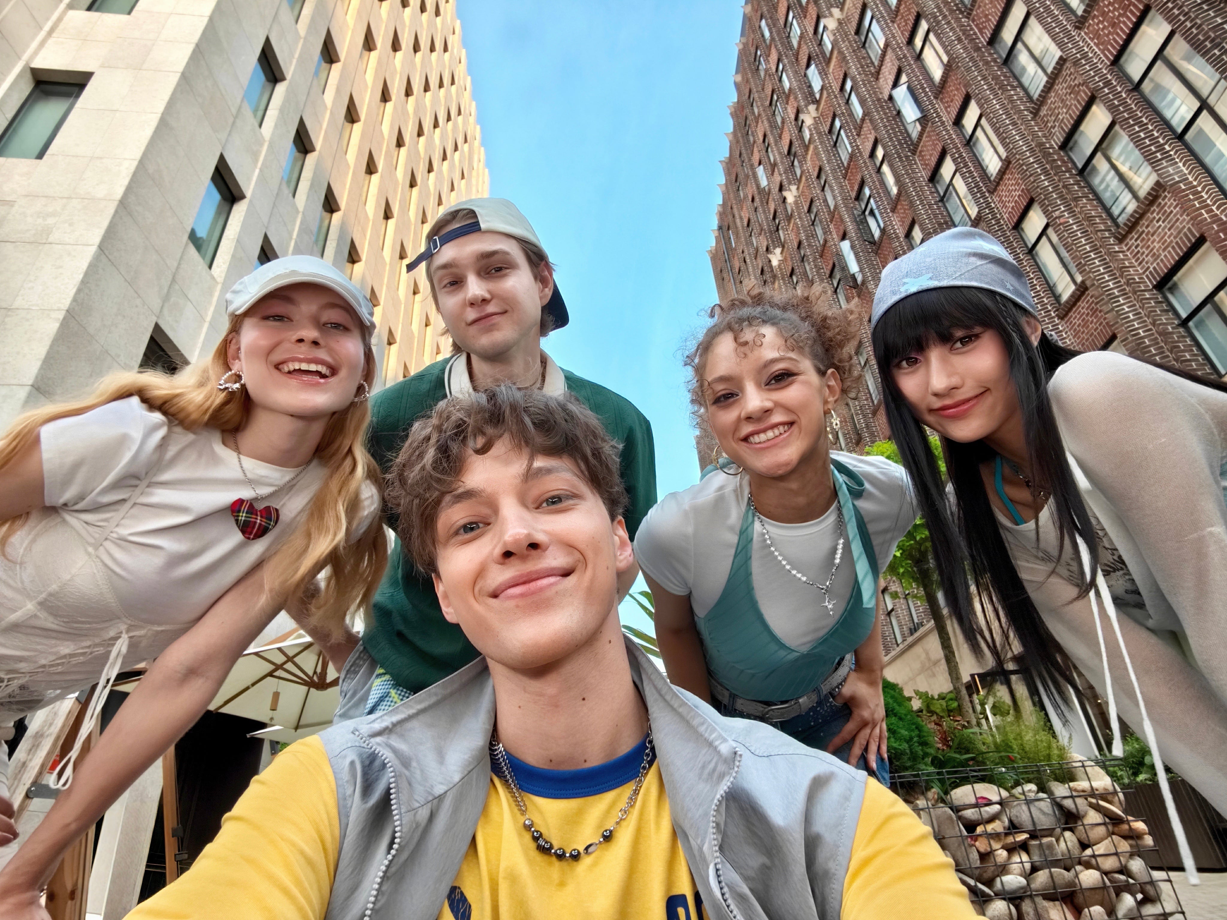 Imagen capturada con la cámara selfie ultra gran angular de 50MP.