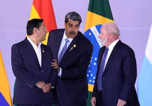 El presidente de Bolivia, Luis Arce, desde la izquierda, el presidente de Venezuela, Nicolás Maduro, y el presidente brasileño, Luiz Inacio Lula da Silva, se colocan para la foto de grupo en la Cumbre Sudamericana en el palacio de Itamaraty en Brasilia, Brasil, el martes 30 de mayo de 2023. Los líderes sudamericanos se han reunido como parte de una iniciativa de Lula para revigorizar los esfuerzos de integración. (AP Foto/Andre Penner)