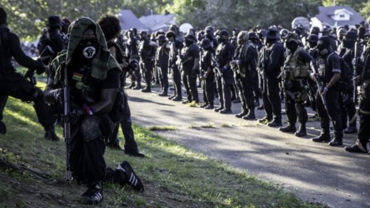La milicia negra NFAC también ha marcado presencia en recientes protestas en EE.UU.