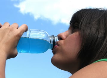 Hidratarse incorrectamente. Cuando bebe agua consigue beneficios como hidratar su piel adecuadamente, ayudar a su estómago a hacer el proceso de digestión, eliminar los residuos metabólicos a través de la orina, mantener funcionando perfectamente sus células, entre otros. Recuerde consumir entre dos a tres litros diariamente.