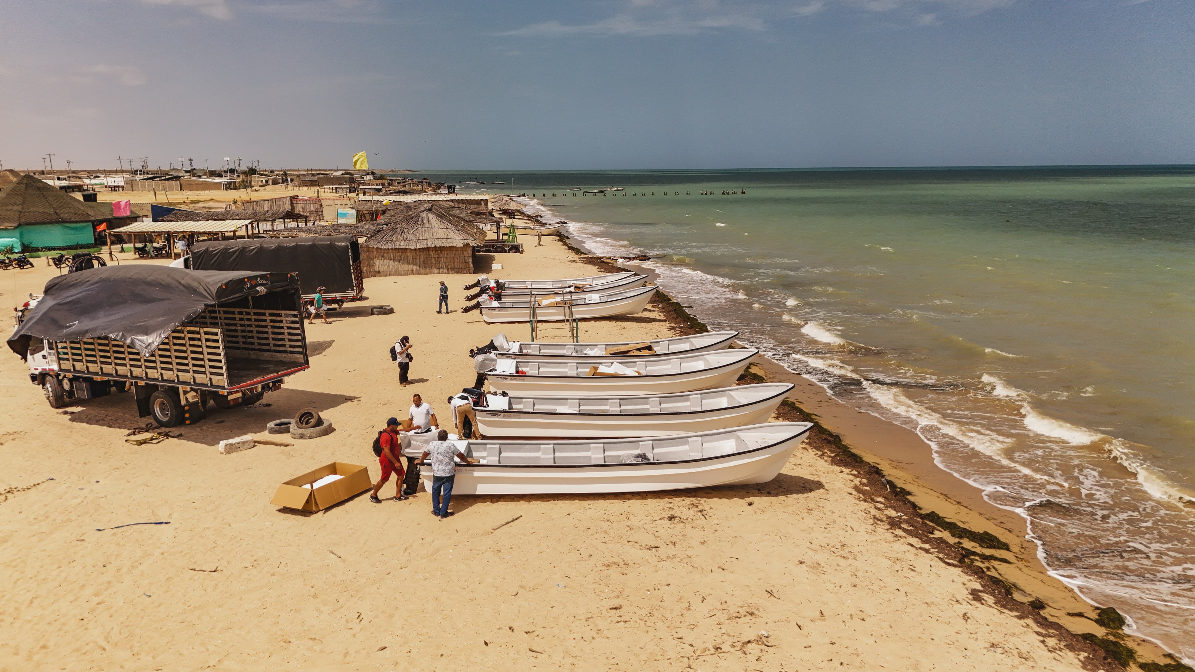 Se entregaron 283 embarcaciones en fibra de vidrio para facilitar la labor diaria de los pescadores.