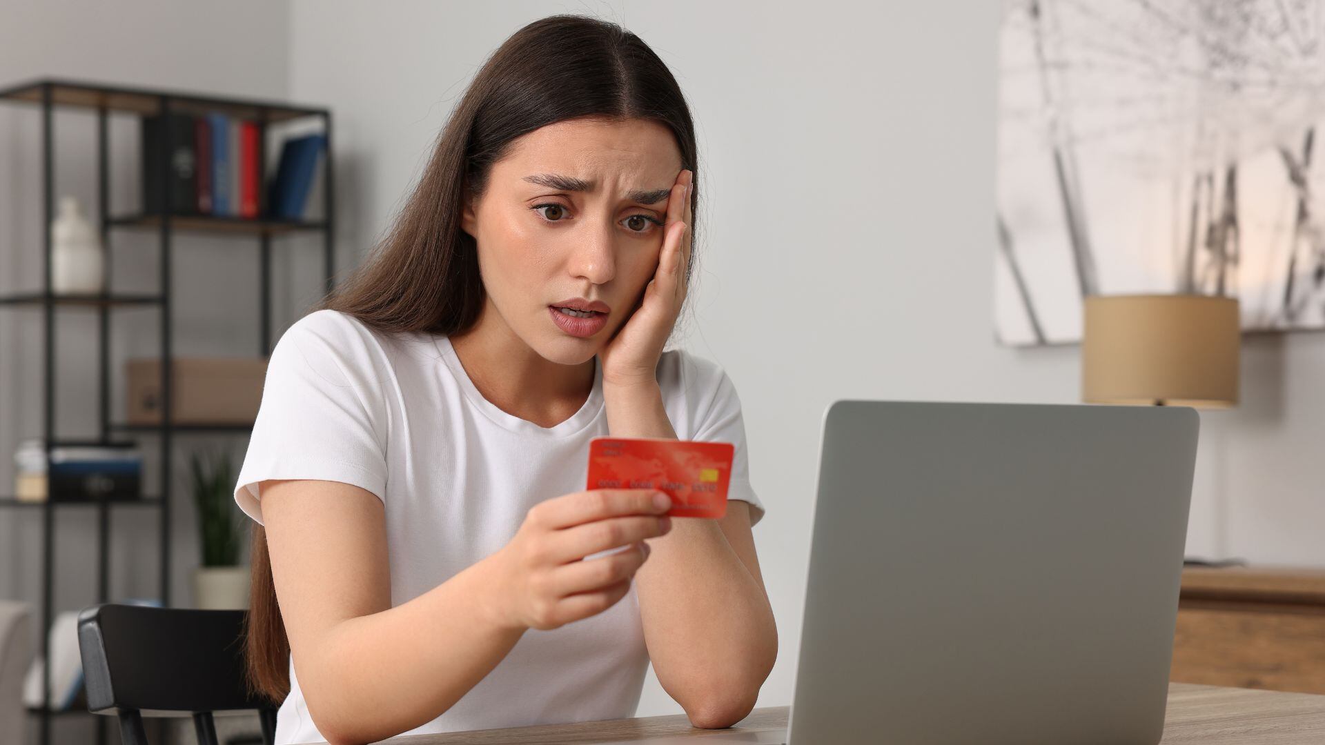 El objetivo principal es vulnerar la privacidad y obtener beneficios económicos o acceso a información sensible.