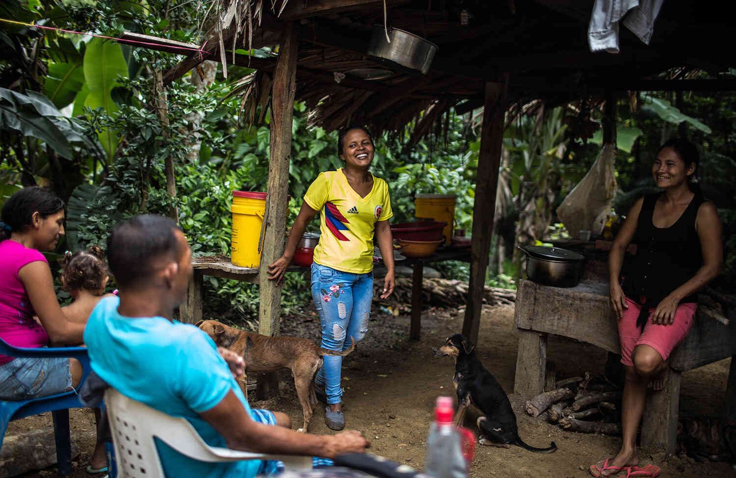 Jocabeth charla con la gente de la vereda de Saltones de Mesa en la alta montaña, sobre temas de la región, Debido a la dificultad de las vías la integración de las veredas de la zona es muy esporádica. Mauricio Morales.