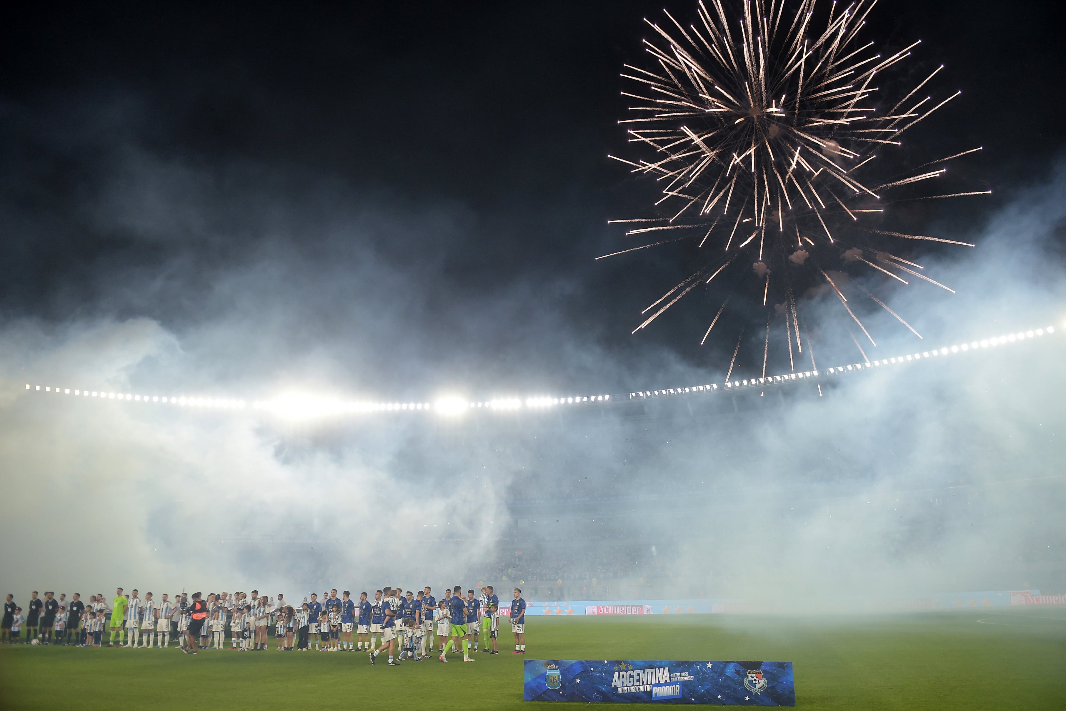 El 'Monumental' recibió por lo alto sus campeones del mundo.