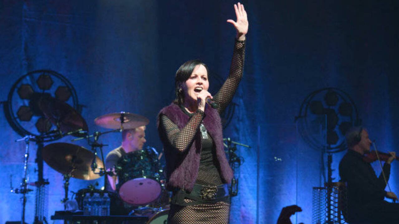 Dolores O'Riordan de Cranberries se presenta en París en 2017. Crédito: David Wolff - Patrick/Redferns.