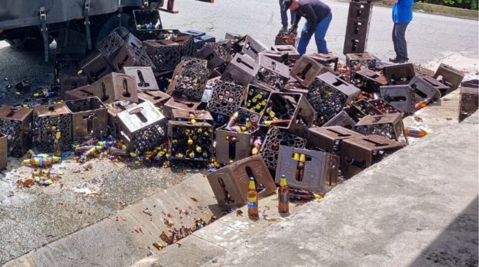 Camión regó varios litros de cerveza en Medellín.
