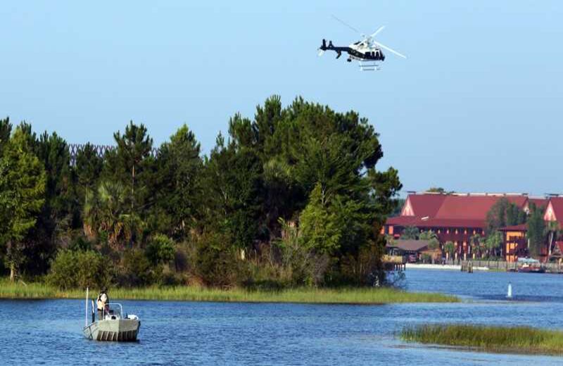 Por aire y por agua se buscó al niño. Sobre el mediodía, el sheriff local dijo que "no había duda" de que el pequeño había muerto. Foto: JOE RAEDLE / GETTY IMAGES NORTH AMERICA / AFP