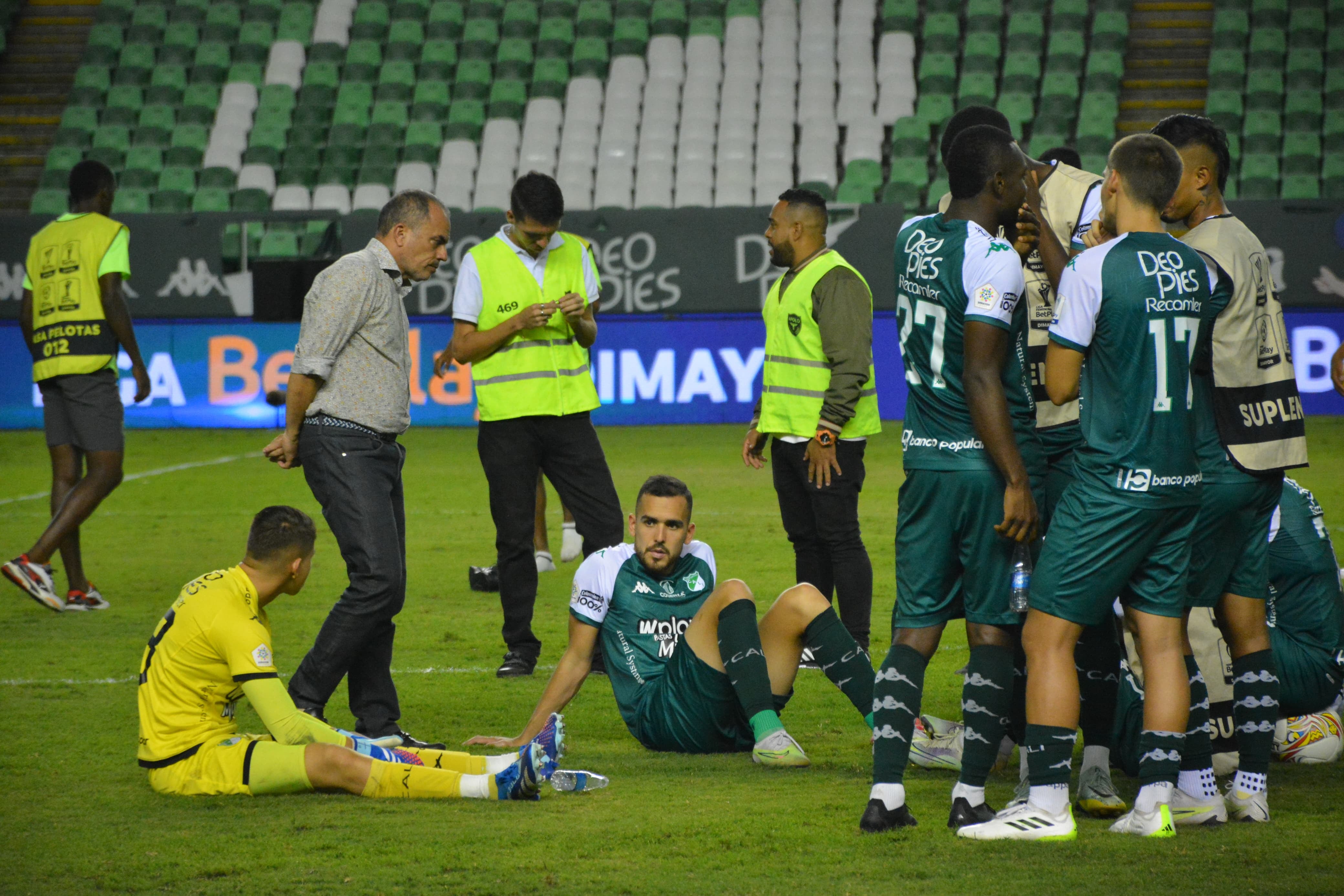 Jugadores del Deportivo Cali, decepcionados por la invasión de hinchas en el juego ante Junior.