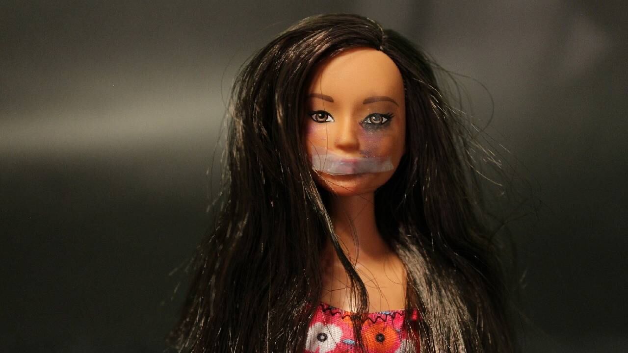 El desplazamiento de miles de mujeres por Colombia conlleva unos índices de "desprotección muy elevados", según un estudio.