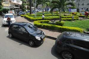 Proteger el espacio para el peatón es uno de los propósitos de las ZER. La Secretaría de Movilidad advirtió que los vehículos no podrán parquearse en estas zonas, que están claramente demarcadas, como sucede con frecuencia en varias vías.