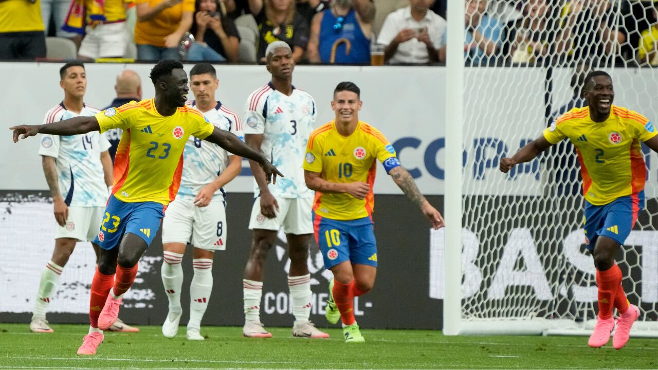 Davinson Sánchez, de Colombia, celebra el segundo gol de su equipo contra Costa Rica durante un partido de fútbol del Grupo D de la Copa América en Glendale, Arizona.