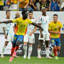 Davinson Sánchez, de Colombia, celebra el segundo gol de su equipo contra Costa Rica durante un partido de fútbol del Grupo D de la Copa América en Glendale, Arizona.
