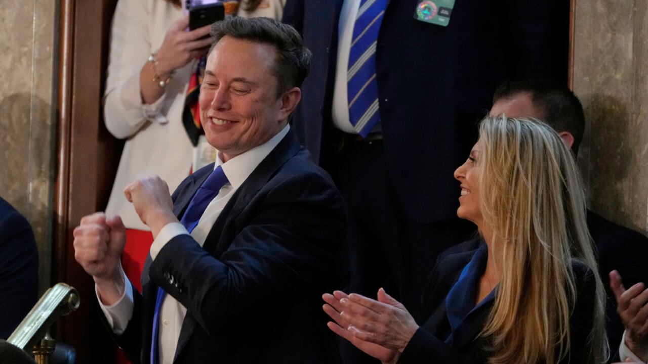 Elon Musk reacciona después de que el presidente Donald Trump dijera que Estados Unidos enviará gente a Marte durante una sesión conjunta del Congreso en la Cámara de Representantes en el Capitolio de Estados Unidos en Washington, el martes 4 de marzo de 2025.