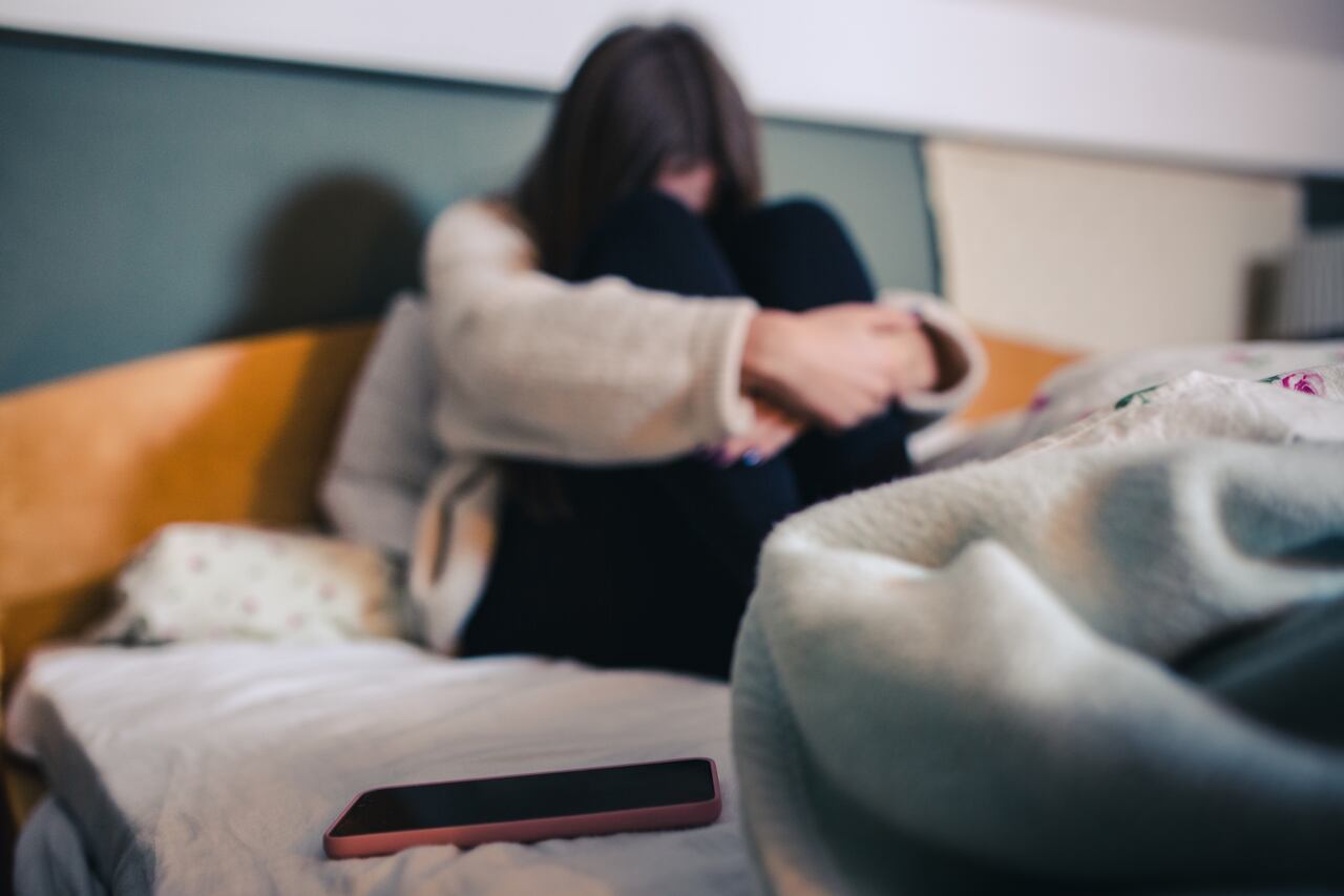 Las personas con baja autoestima necesitan constantemente la aprobación de los demás para sentirse bien consigo mismas.