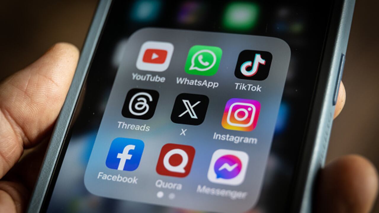 Las redes sociales emplean algoritmos que analizan los gustos de los usuarios y, en función de ellos, sugieren contenido.