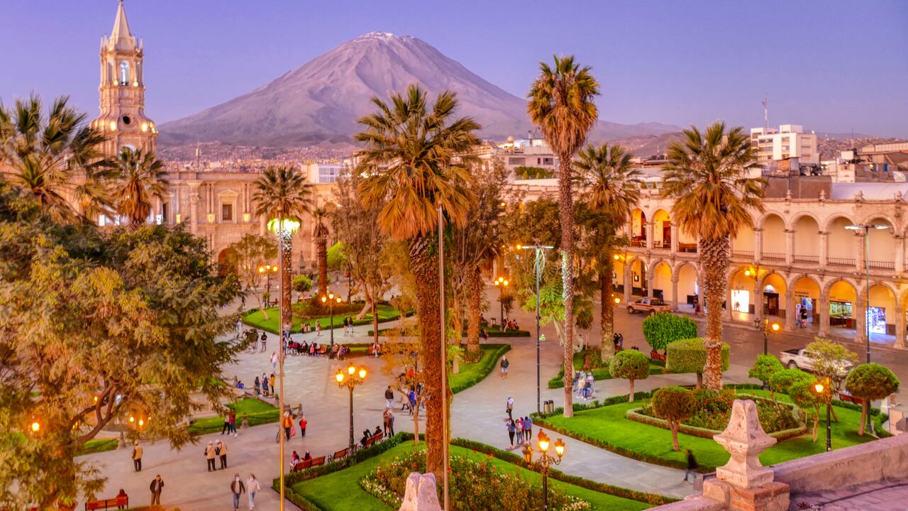 Arequipa - Perú. Vista panorámica de la Plaza de Armas al atardecer con su famosa catedral y paisaje montañoso de fondo.