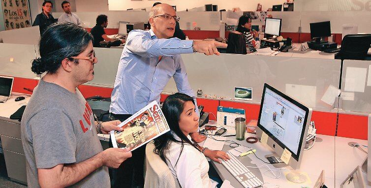 Momentos previos al cierre de una de las ediciones de la revista SEMANA.