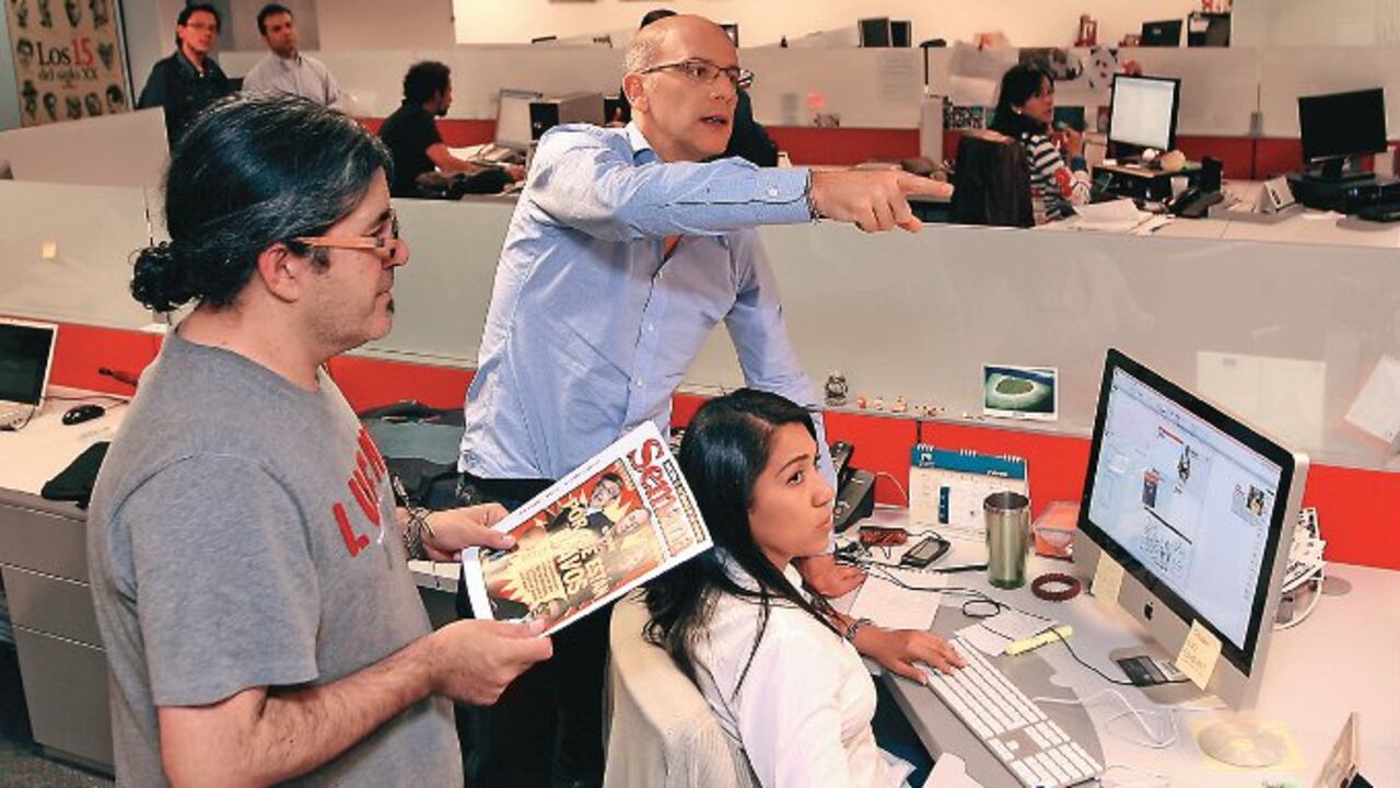 Momentos previos al cierre de una de las ediciones de la revista SEMANA.