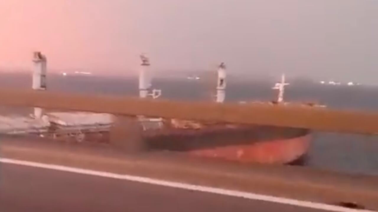 Un video grabado por el ocupante de un automóvil mientras atravesaba el puente, divulgado por los medios locales, muestra una de las torres del navío extremamente cerca y un estruendo que correspondería al momento del choque.