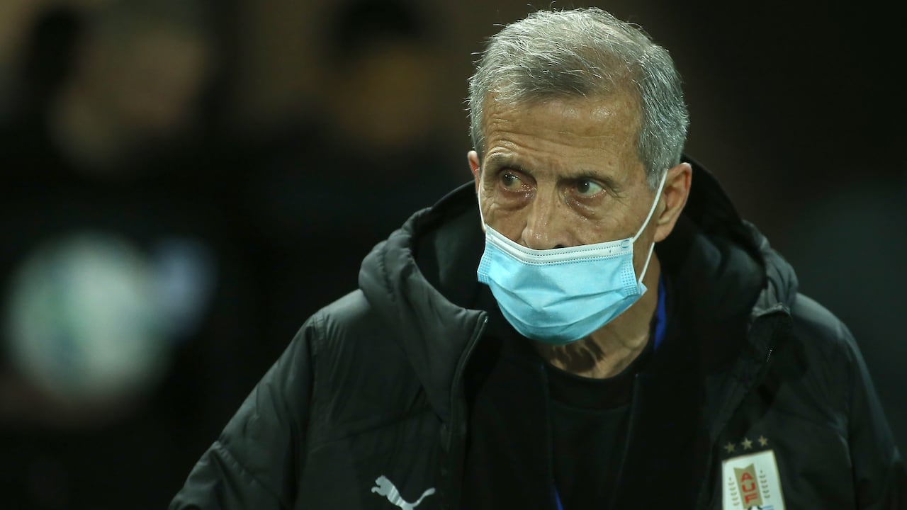 MONTEVIDEO, URUGUAY - SEPTEMBER 09: Head coach of Uruguay Oscar Tabarez looks on before a match between Uruguay and Ecuador as part of South American Qualifiers for Qatar 2022 at Campeon del Siglo Stadium on September 9, 2021 in Montevideo, Uruguay. (Photo by Ernesto Ryan/Getty Images)