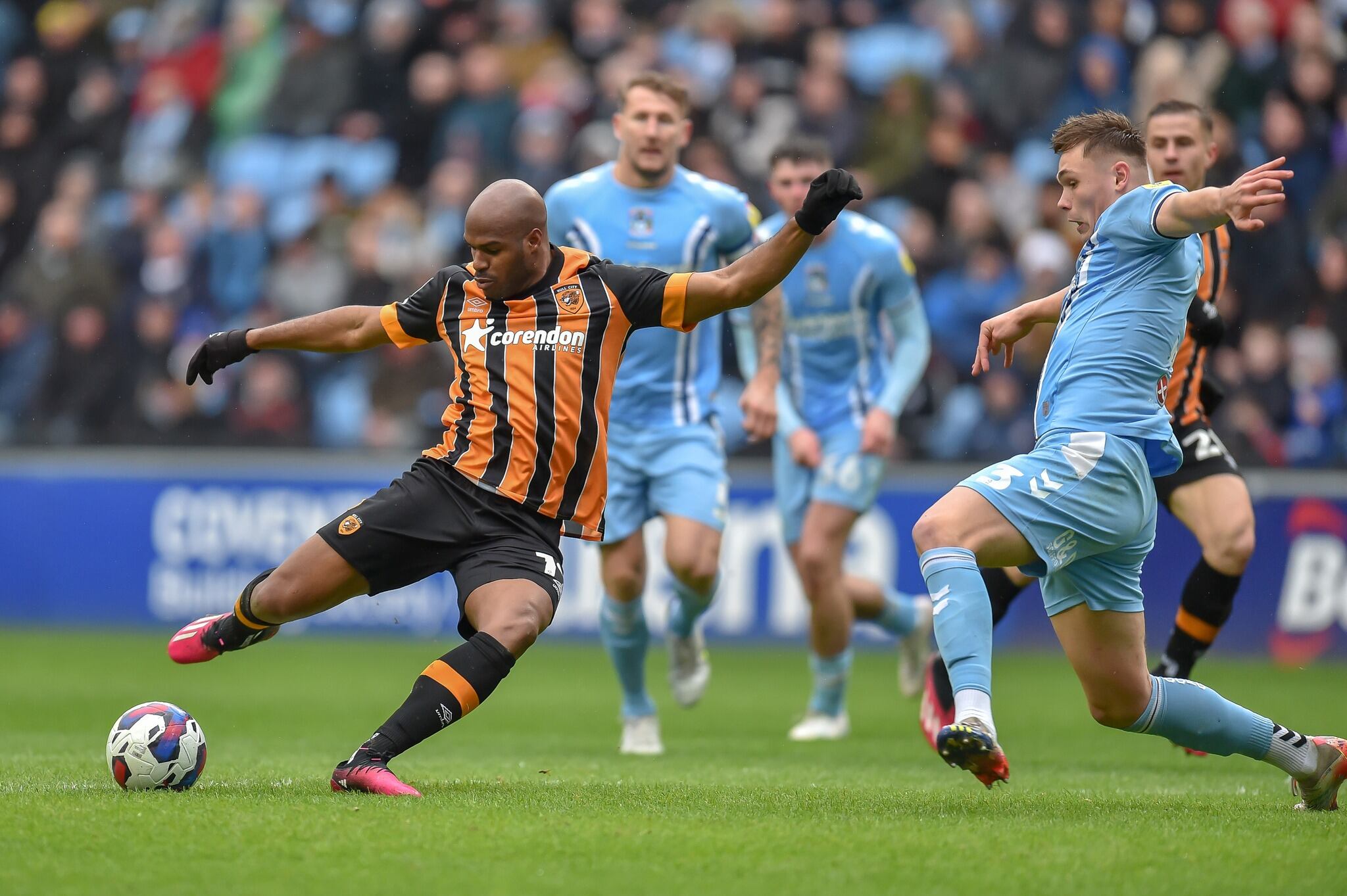 Óscar Estupiñán se marcó un golazo en la Championship de Inglaterra. Foto: Martyn Haworth/Focus Images Ltd