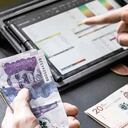 Invertir el capital en una compañía no solo implica recibir ganancias, también se pueden tener pérdidas. Y muchos consideran que los trabajadores no tendrían por qué asumir ese riesgo.