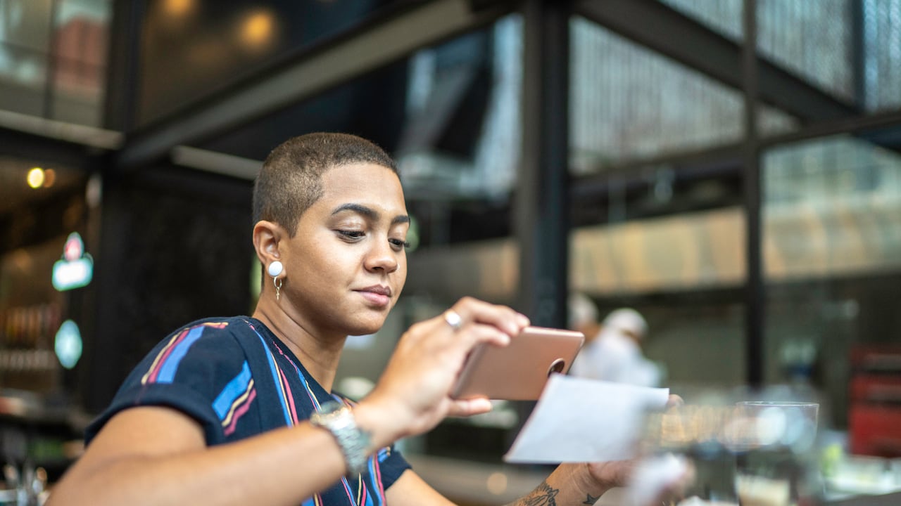 Numerosas personas comparten en redes sociales su alegría por haber obtenido algún documento. (Imagen de referencia).