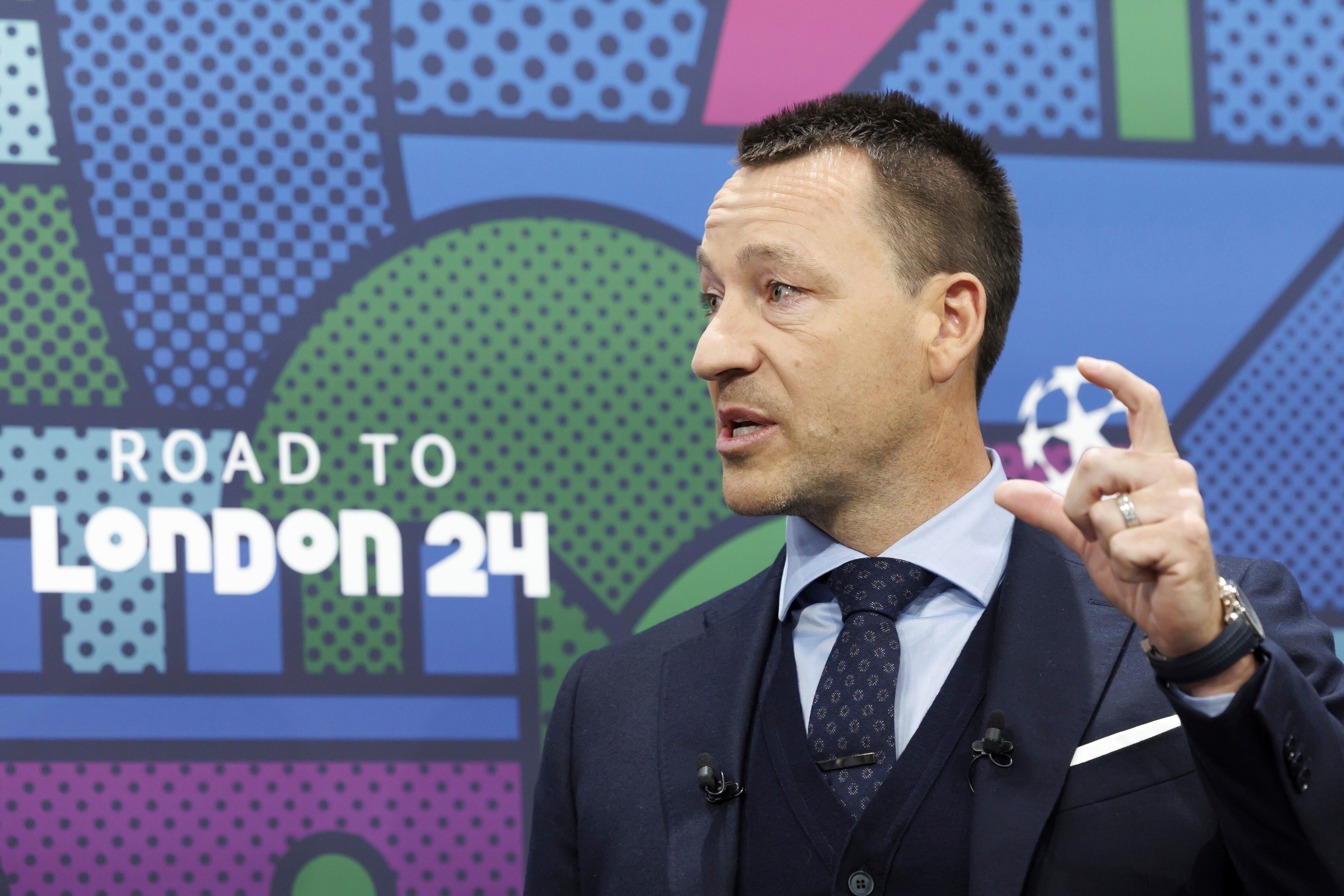 El ex jugador británico y embajador de la final de la Liga de Campeones de la UEFA en Londres, John Terry, habla durante el sorteo de octavos de final de la Liga de Campeones de la UEFA 2023/24 en la sede de la UEFA en Nyon, Suiza, el lunes 18 de diciembre de 2023. (Salvatore Di Nolfi/Keystone vía AP)
