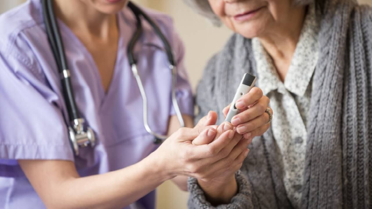 Es importante monitorear continuamente cómo están los niveles de azúcar en la sangre.