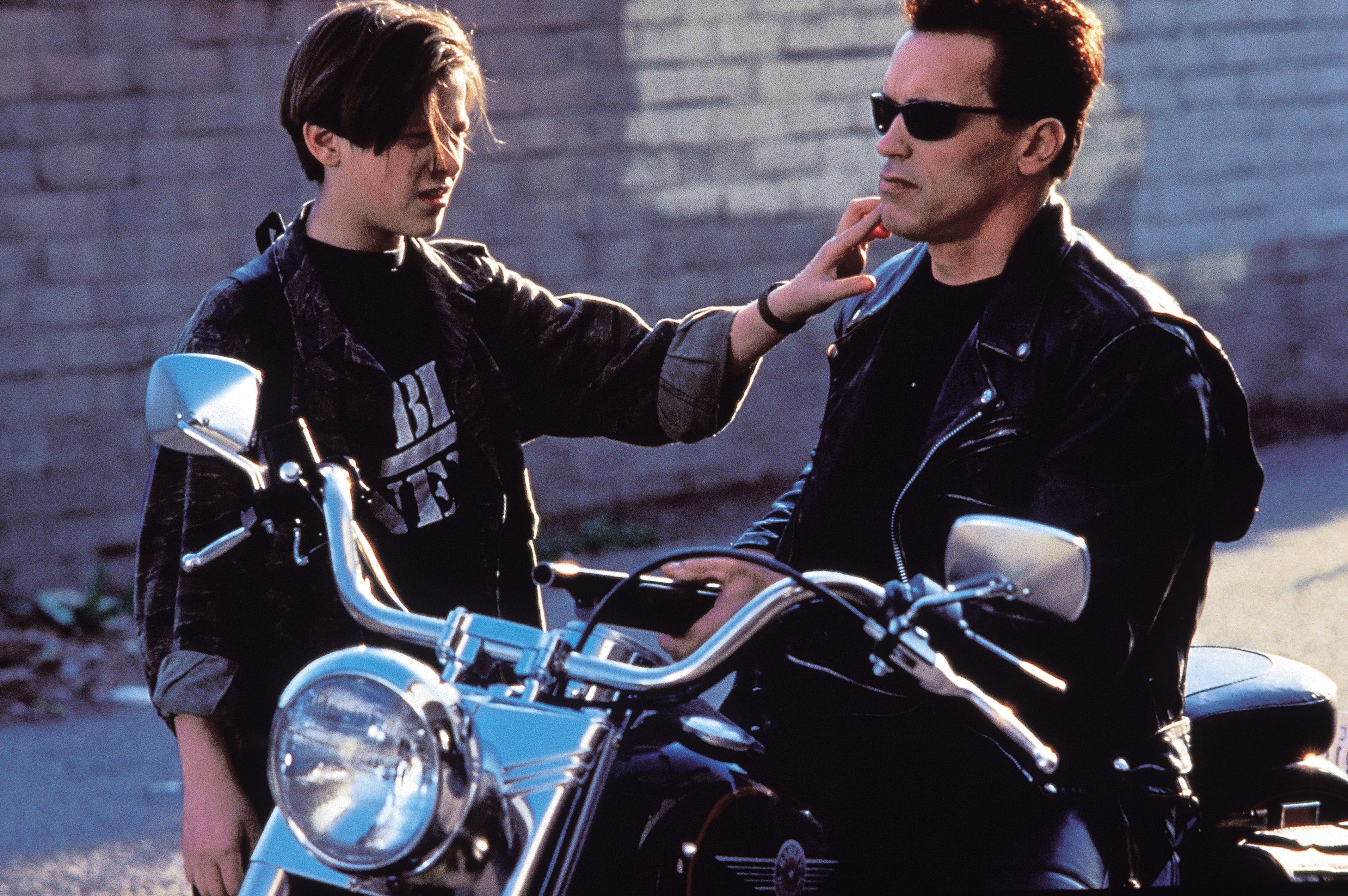 La dinámica entre el joven John Connor y el T-800 enviado para protegerlo es el corazón del filme.