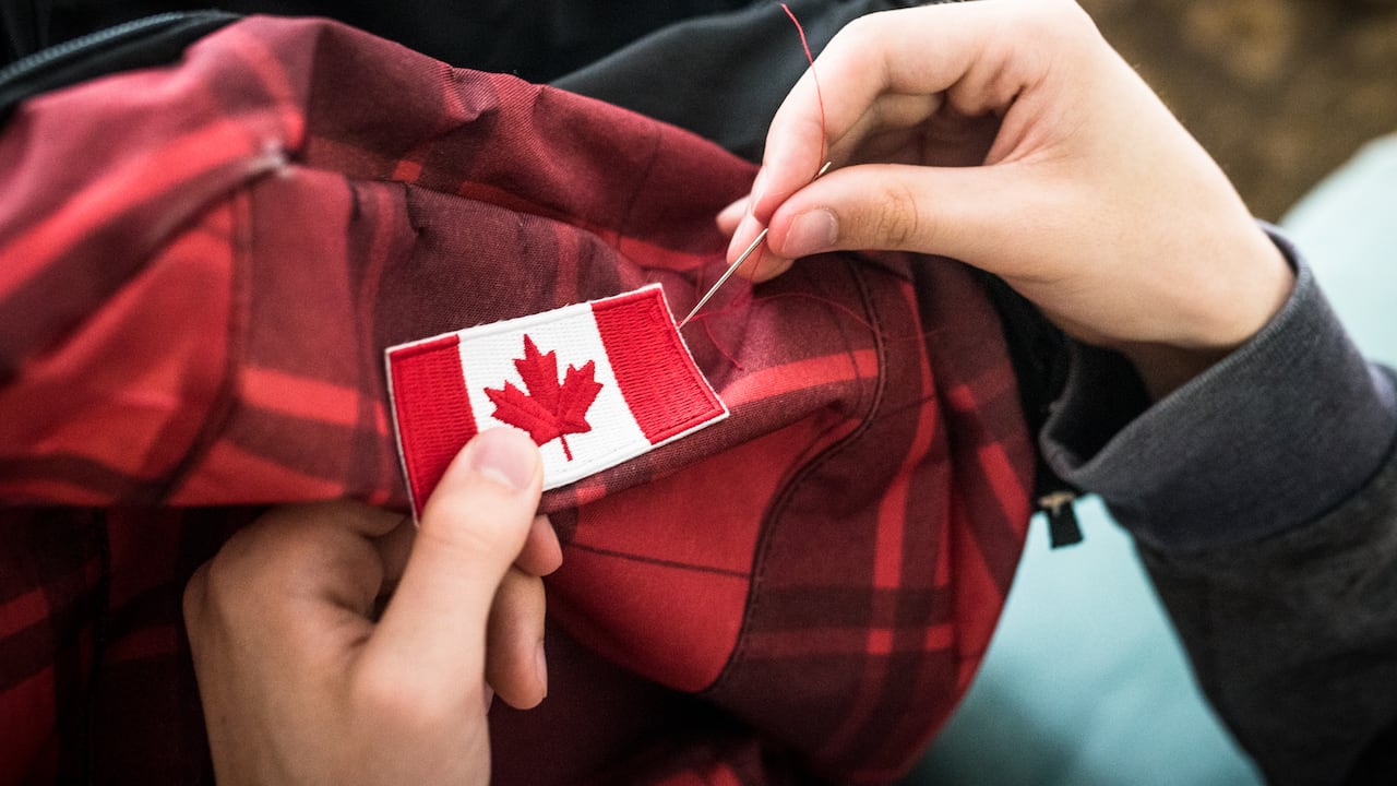 Bandera canadiense en una mochila para viajes internacionales