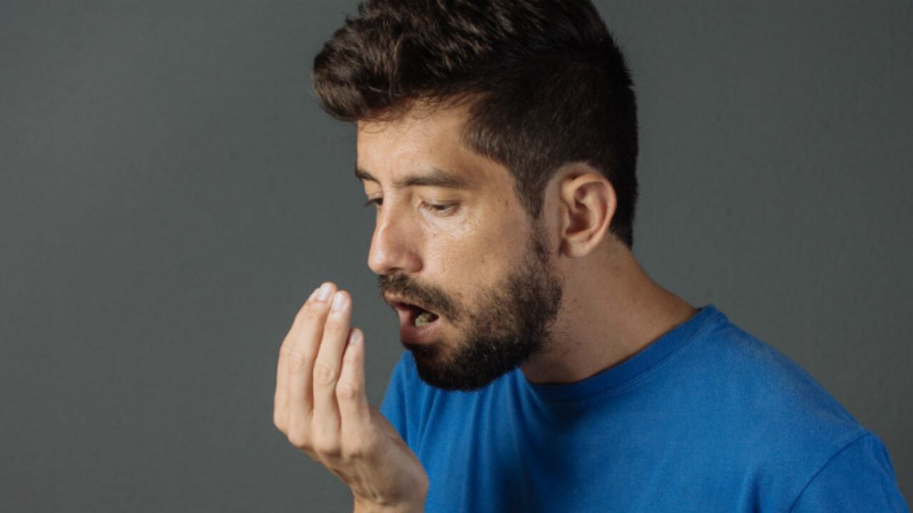 El mal aliento puede deberse a varias causas. Una de ellas puede ser diabetes.
