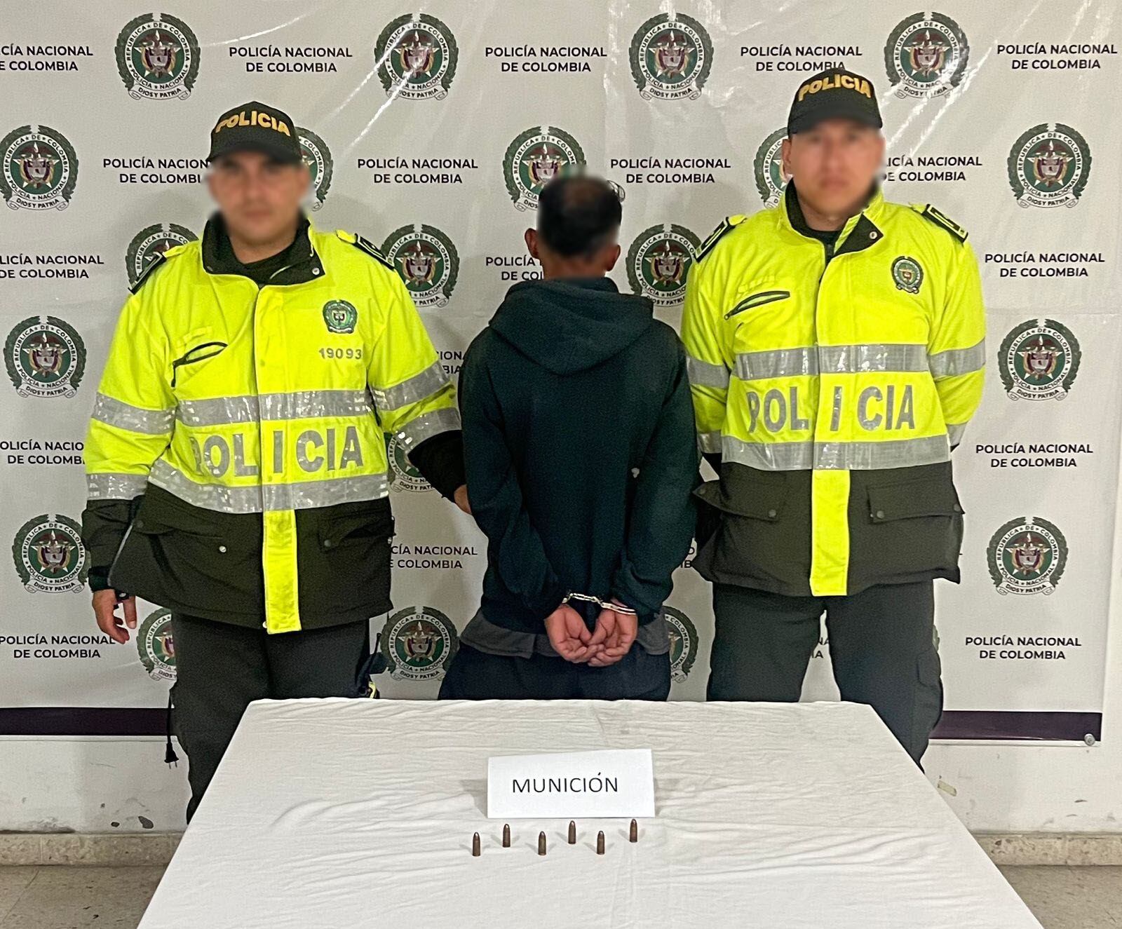 Al parecer las municiones iban a ser entregadas a otro individuo para que cometiera un atentado contra un ciudadano residente en la zona